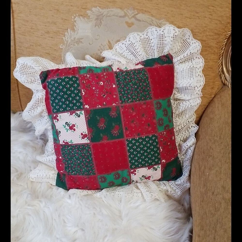CHRISTMAS DECORATIVE PILLOW LACE DETAILS